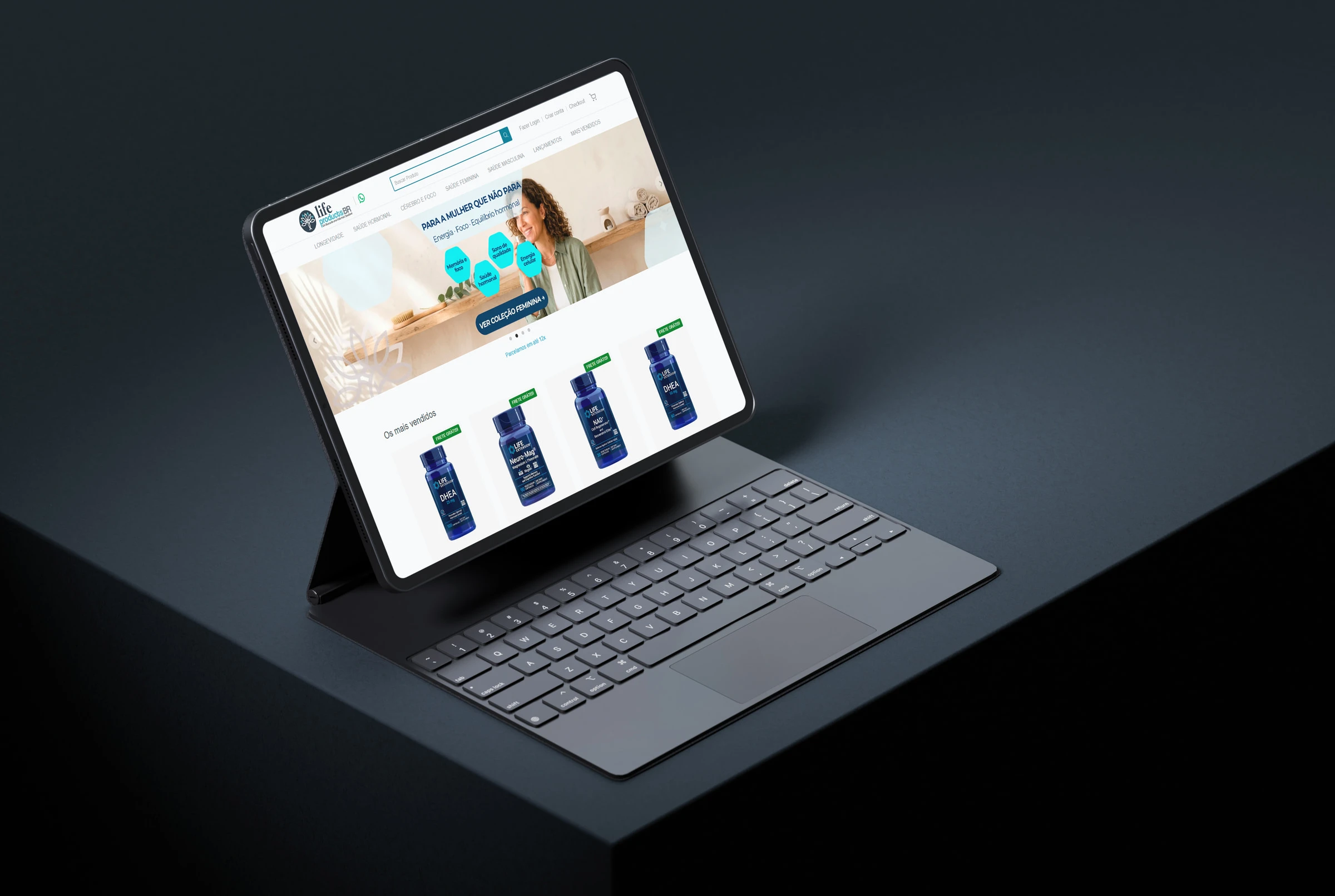 Tablet com teclado acoplado, mostrando o portal do cliente com os cartões de serviço na tela inicial