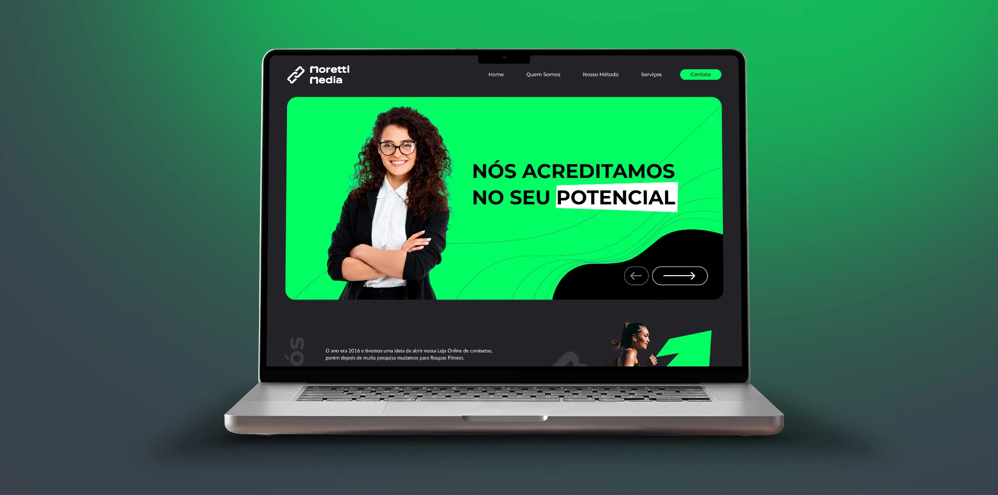 Notebook com a página da Moretti Media, fundo verde e a chamada "Nós acreditamos no seu potencial"